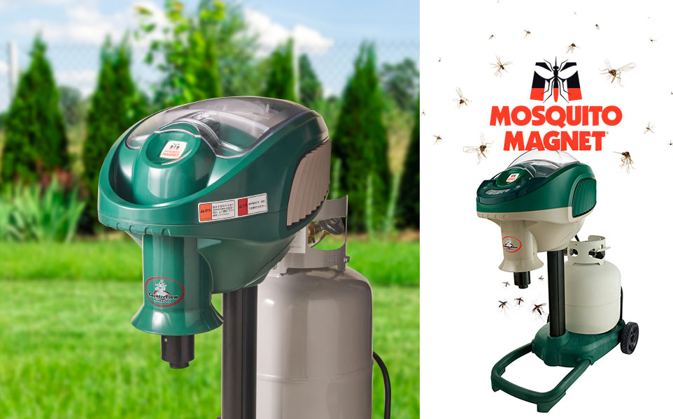 家族で庭でバーベキューを楽しむ様子